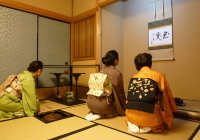 広間で床の間と点前の道具を拝見